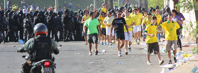 Kein Bild hat das Jahr 2013 in Brasilien so geprägt wie die Polizeipräsenz rund um die Stadien beim Confed-Cup 2013