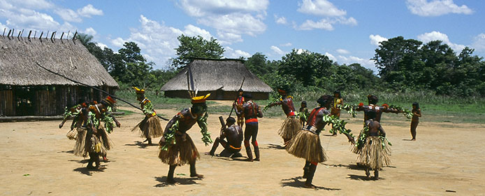 Das Bild zeigt einen Tanz der Calapálo Indios zum Erntedankfest. (Foto: Klaus D. Günther)