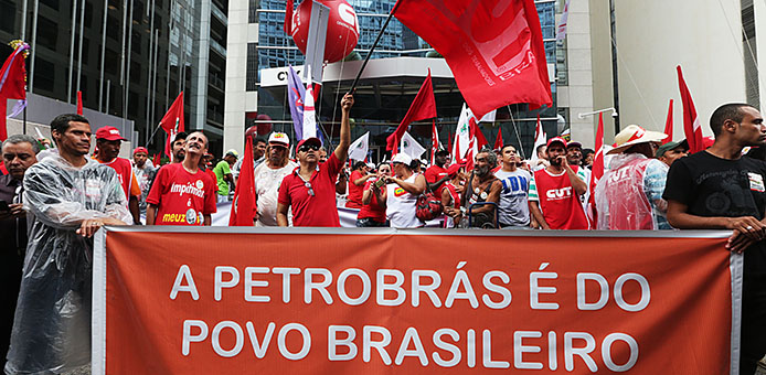 Protesto de sindicalistas na sede da Petrobras em São Paulo