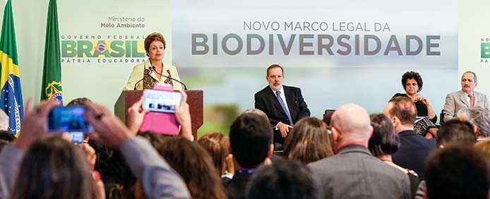 Presidenta Dilma Rousseff durante cerimônia de sanção do novo marco legal da biodiversidade que regulamenta o acesso ao patrimônio genético e ao conhecimento tradicional associado. (Brasília - DF, 20/05/2015)